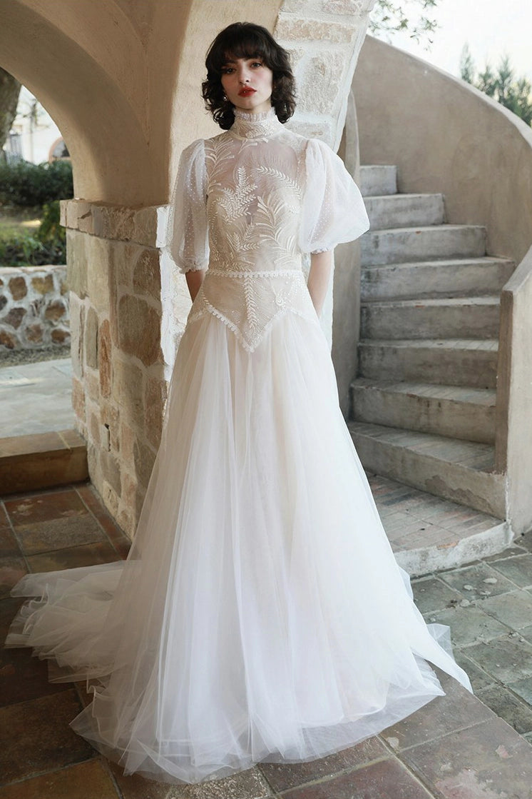 Jupe en tulle vaporeuse forme trapèze offrant un mouvement fluide et léger.