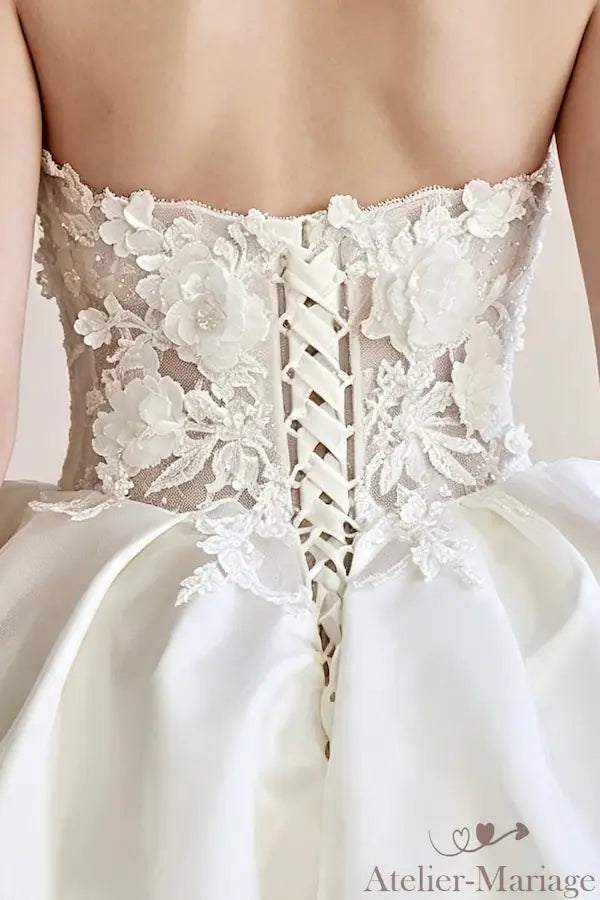 Dos avec laçage corset artisanal pour un ajustement sur-mesure parfait.