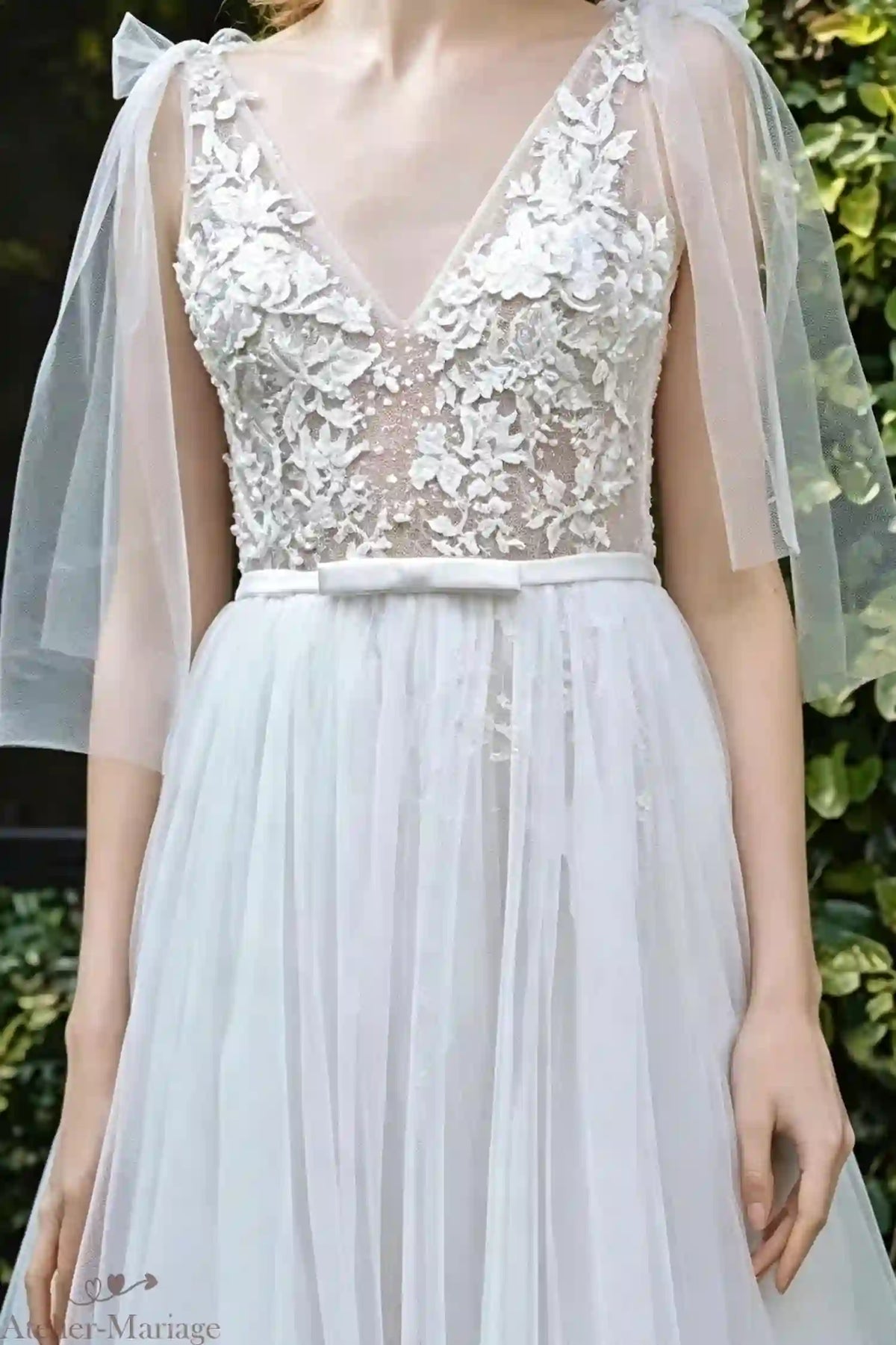 Allure complète du bustier en dentelle perlée, le parfait équilibre entre luxe et nature.
