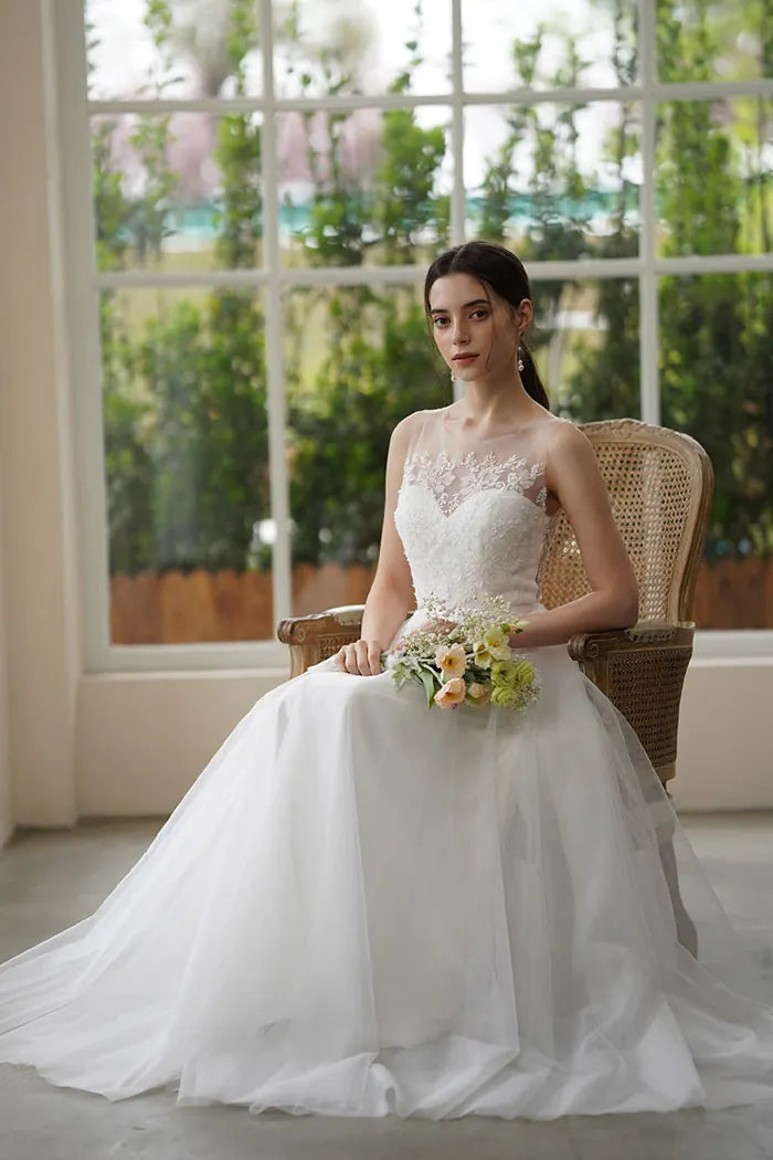 Inspiration look mariage civil avec robe bustier et accessoires en dentelle.