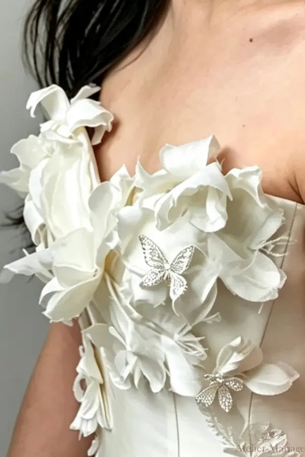 Vue macro haute définition du travail de broderie artisanale des papillons sur tissu satiné haut de gamme.