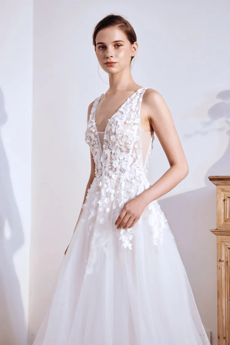 Tulle illusion assurant un maintien invisible sur le décolleté plongeant.