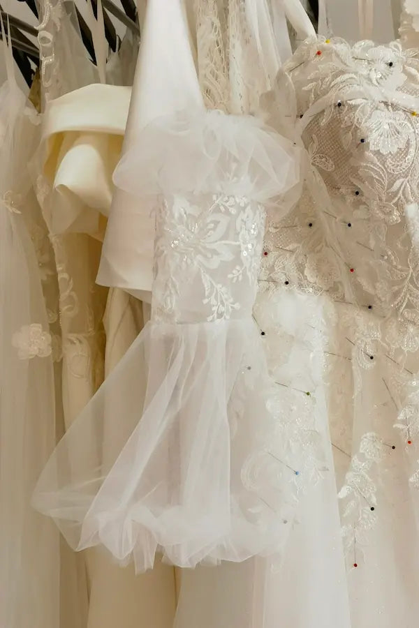 Manche amovible en dentelle et paillettes en cours de création dans l'atelier — confection sur-mesure Atelier Mariage