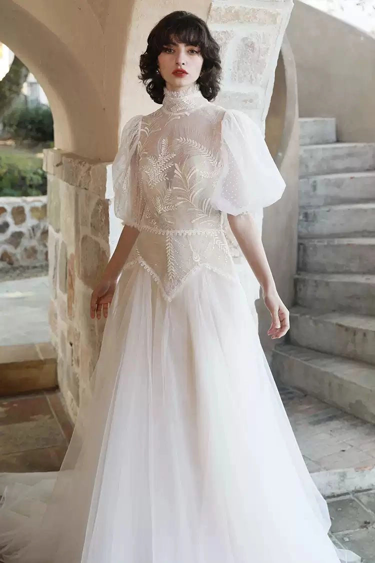 Détail de la manche bouffante courte en tulle plumetis à pois pour un look rétro chic.