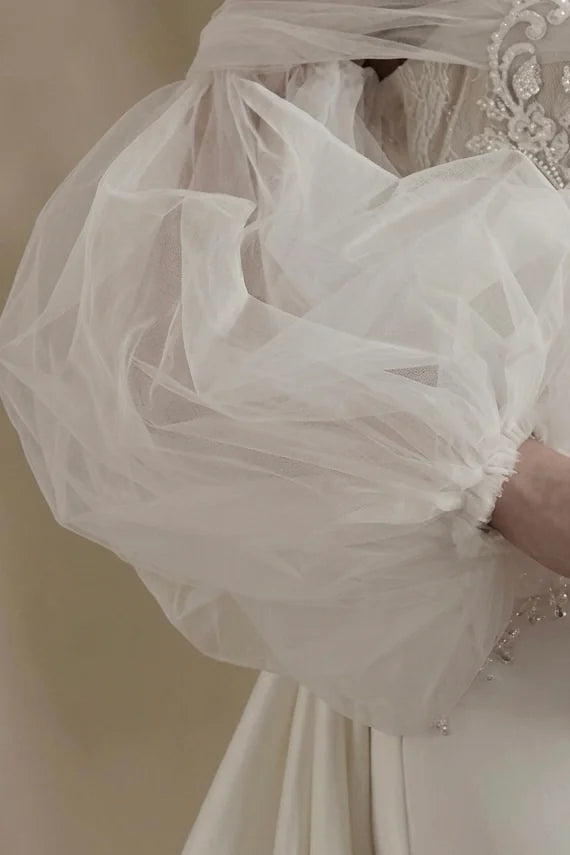 Association élégante du tulle uni premium et du plumetis pour un look de mariée 2-en-1.