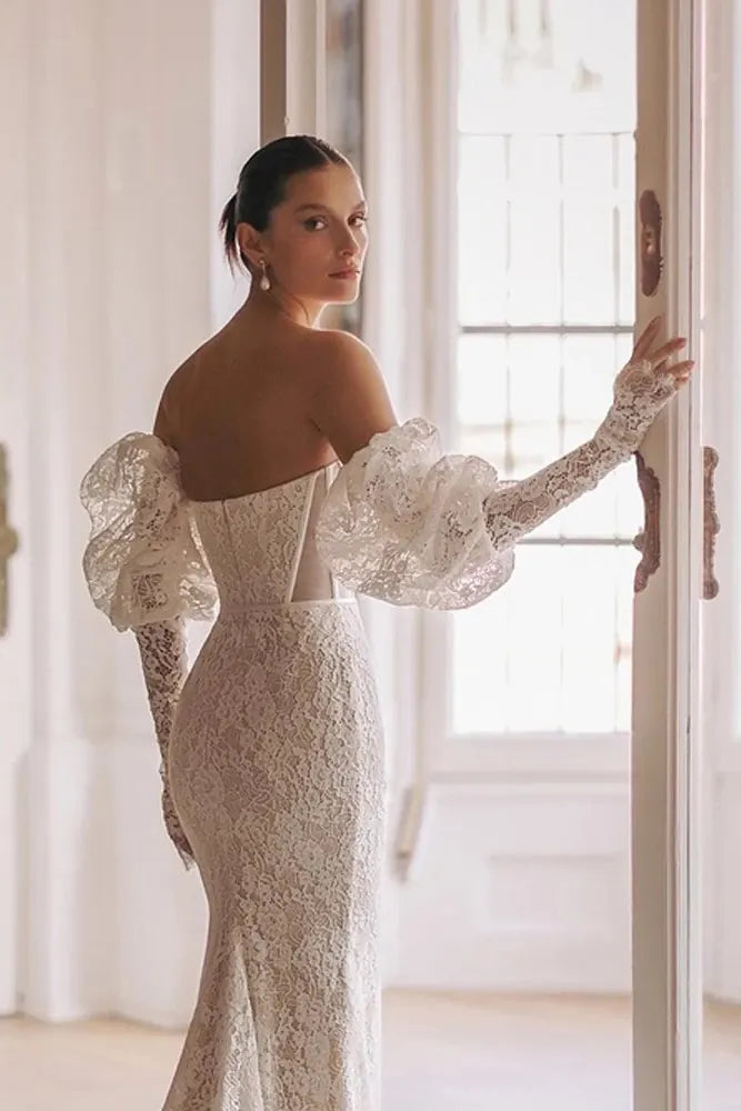 Système de maintien élastique invisible haut de bras pour manches amovibles volumineuses.