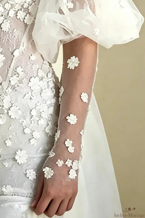 Détail du tulle transparent parsemé de petites fleurs 3D brodées à la main