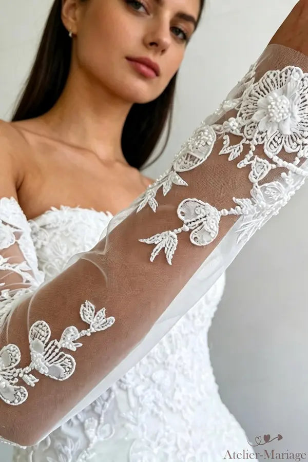 Zoom sur manche amovible en tulle transparent brodé de fleurs 3D et perles fait main