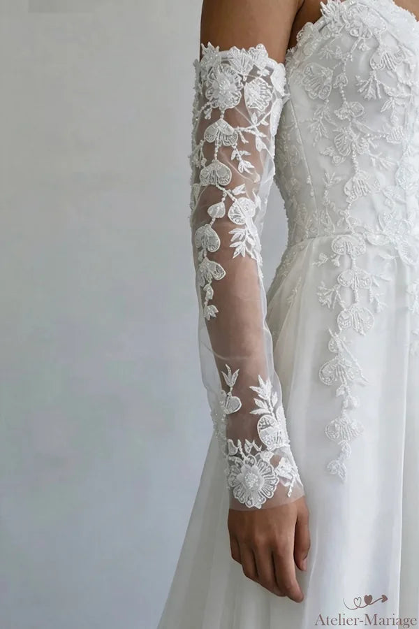 Transparence du tulle et motifs floraux à la vue latérale du bras sur manche amovible