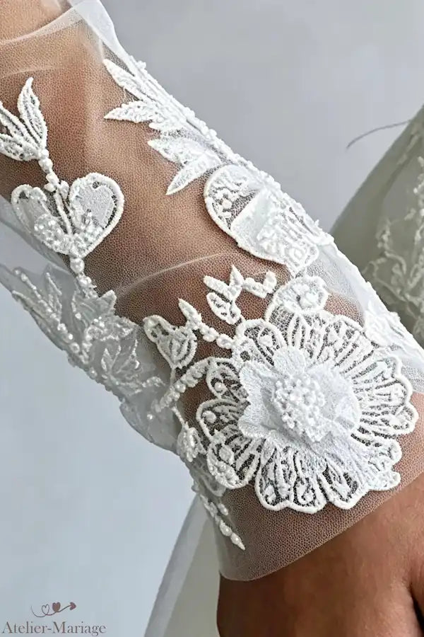 Gros plan poignet manche amovible dentelle avec finition festonnée et fleurs brodées 3D