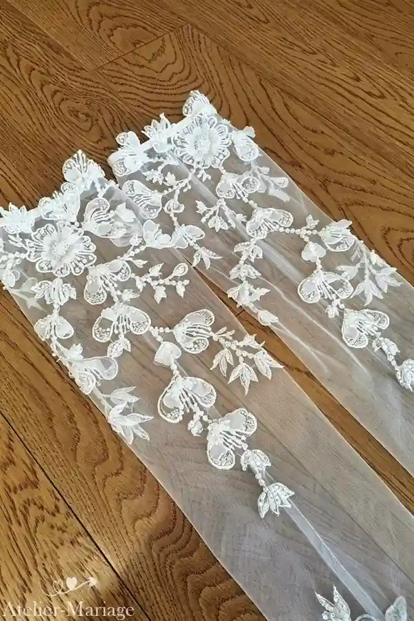 Zoom texture du tulle illusion et relief des fleurs 3D brodées de perles