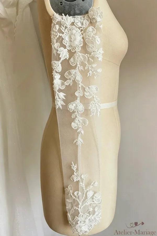Qualité de confection artisanale des motifs fleurs 3D et perles sur manche amovible