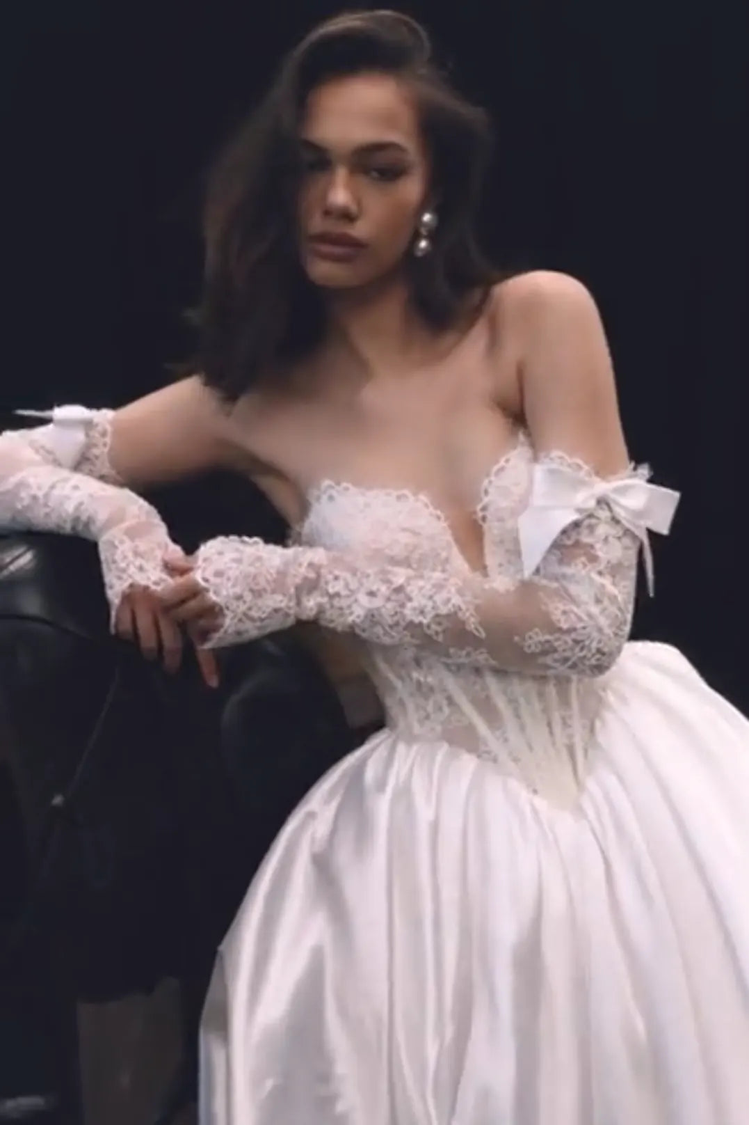 Paire de manches amovibles en dentelle florale avec joli nœud en satin sur le haut du bras.