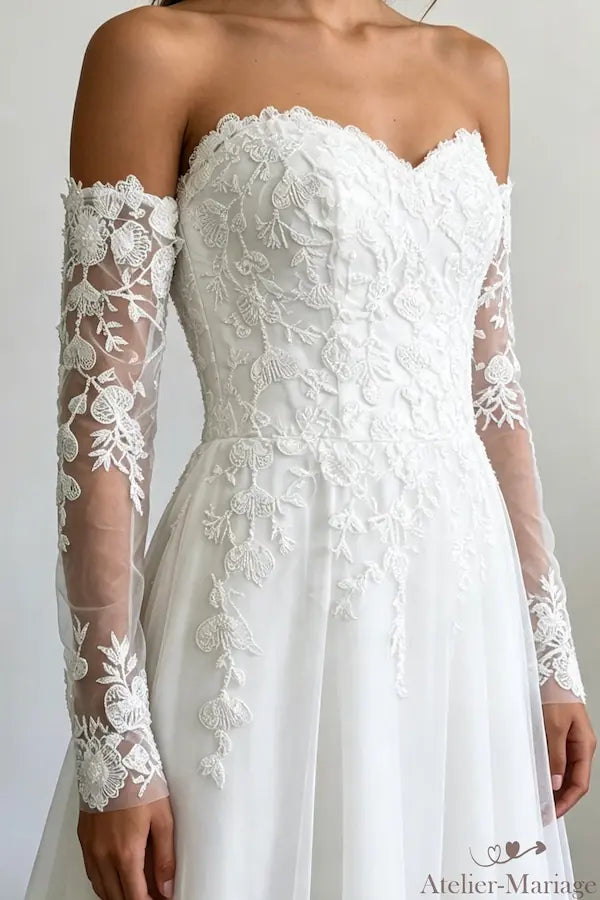 Mariée portant des manches amovibles artisanales en dentelle florale avec robe bustier