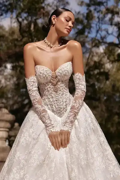 Manches amovibles en dentelle fine donnant un effet tatouage de seconde peau sur le bras de la mariée