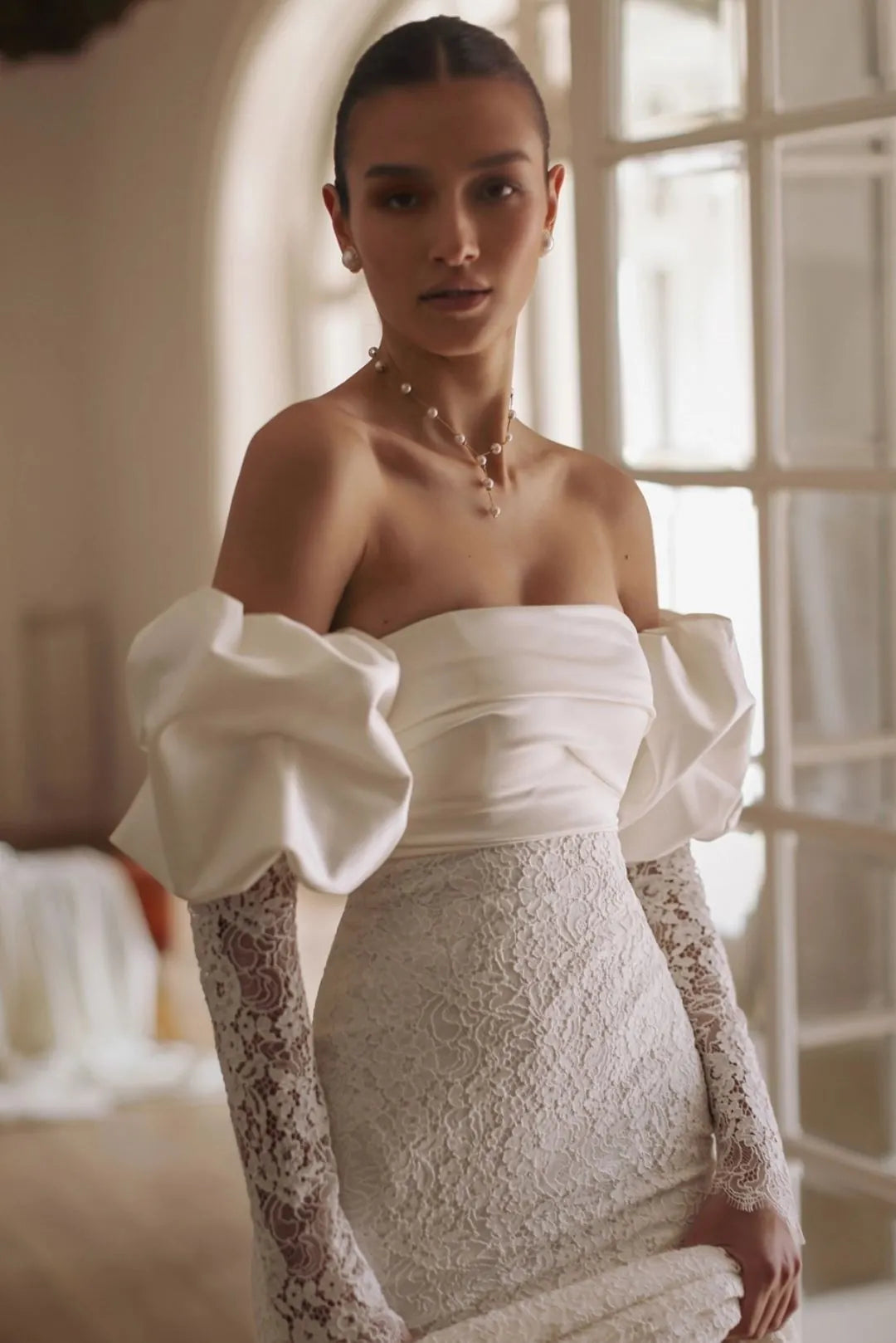 Paire de manches amovibles de mariage bi-matière : haut en satin fluide et bas en dentelle florale.