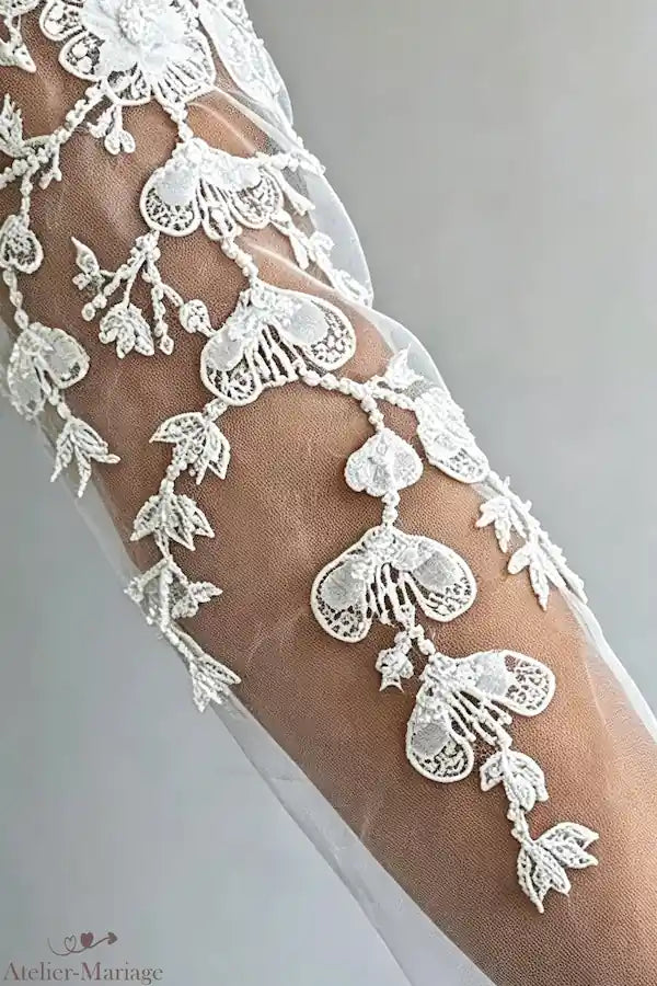 Motif végétal en dentelle brodée main sur tulle transparent effet peau nue