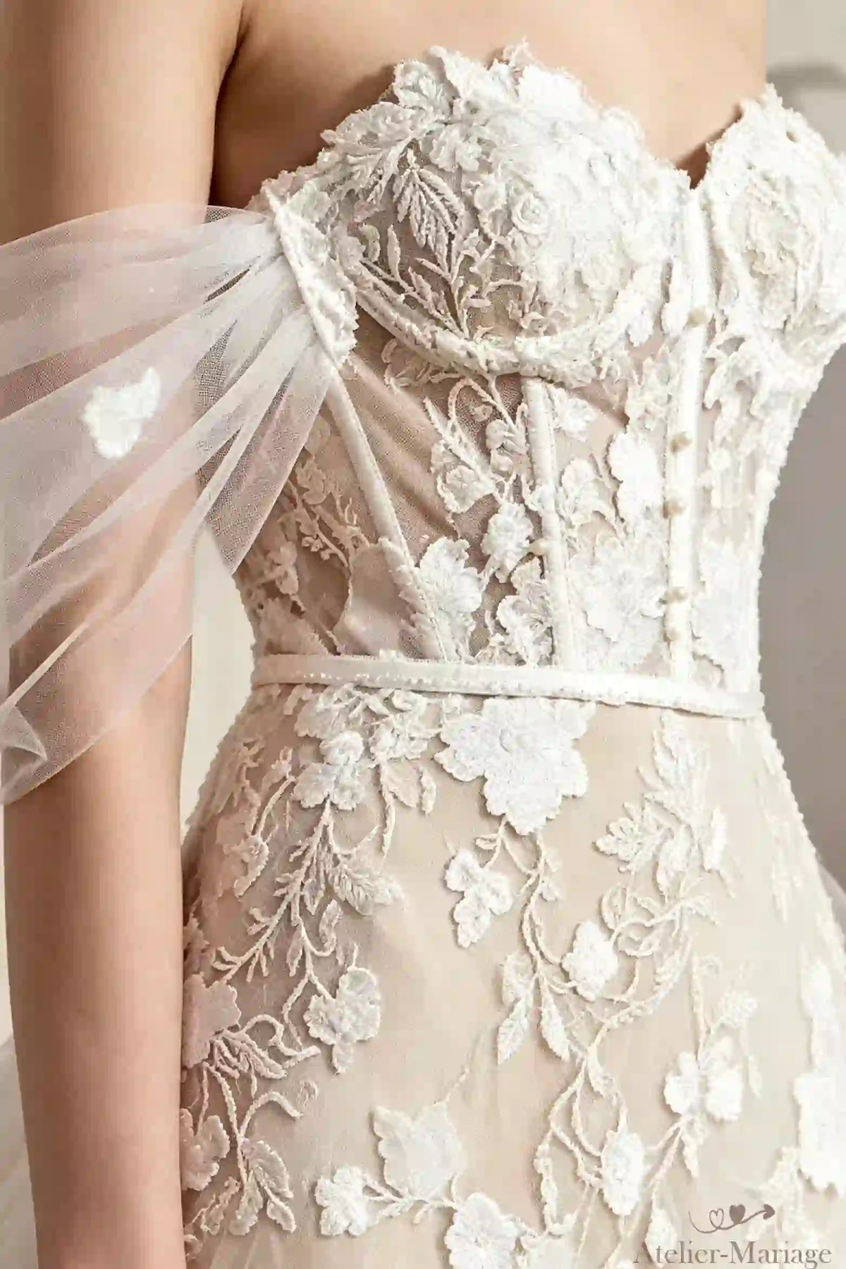 Manches amovibles en tulle et dentelle pour transformer votre look de mariée.
