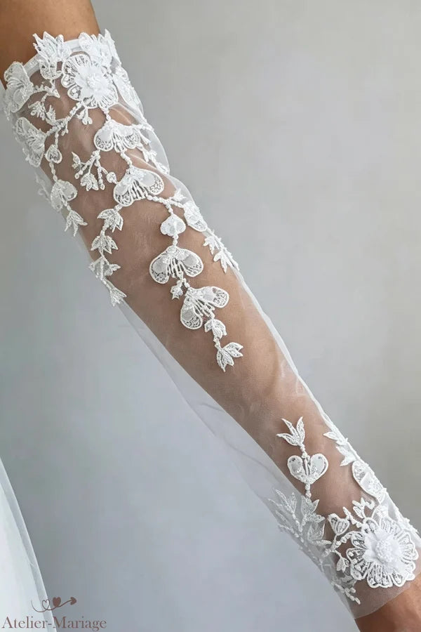 Vue de profil manche amovible en tulle illusion et broderies végétales nacrées