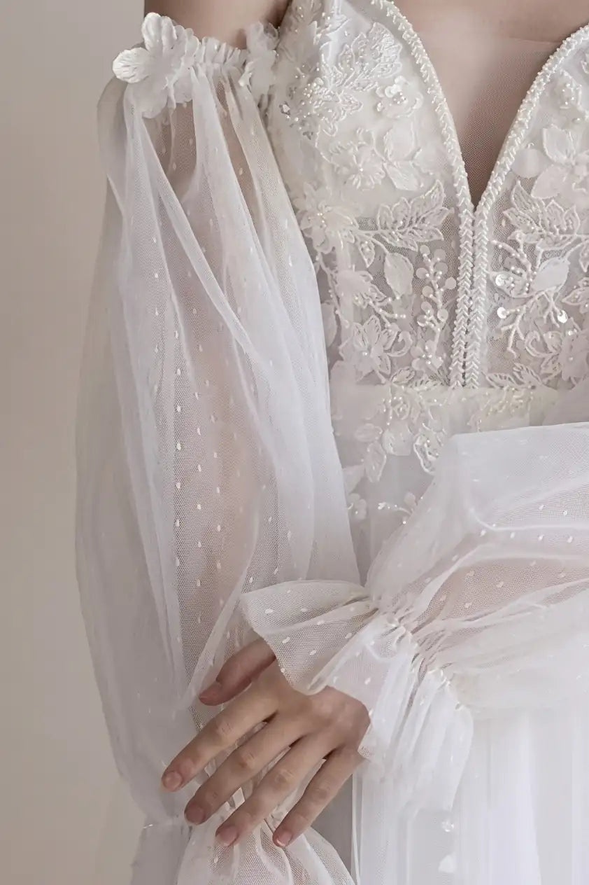 Association élégante du tulle uni premium et du plumetis pour un look de mariée 2-en-1.