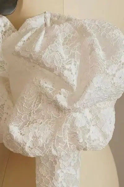 Vue de profil des manches bouffantes en dentelle — effet volume et texture du tissu sur mesure