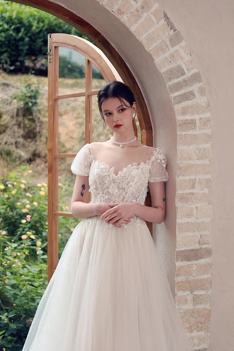 Détail des manches bouffantes fleurie 3D et du décolleté sensuel sans vulgarité.