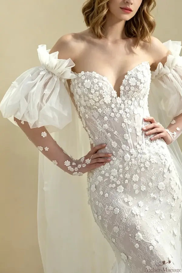Décolleté bustier et manches bouffantes amovibles en tulle avec broderies 3D