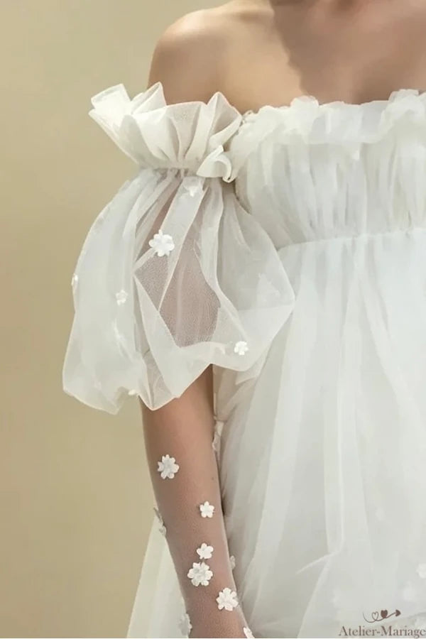 Zoom sur la manche bouffante en tulle doublé et avant-bras effet tatouage 3D