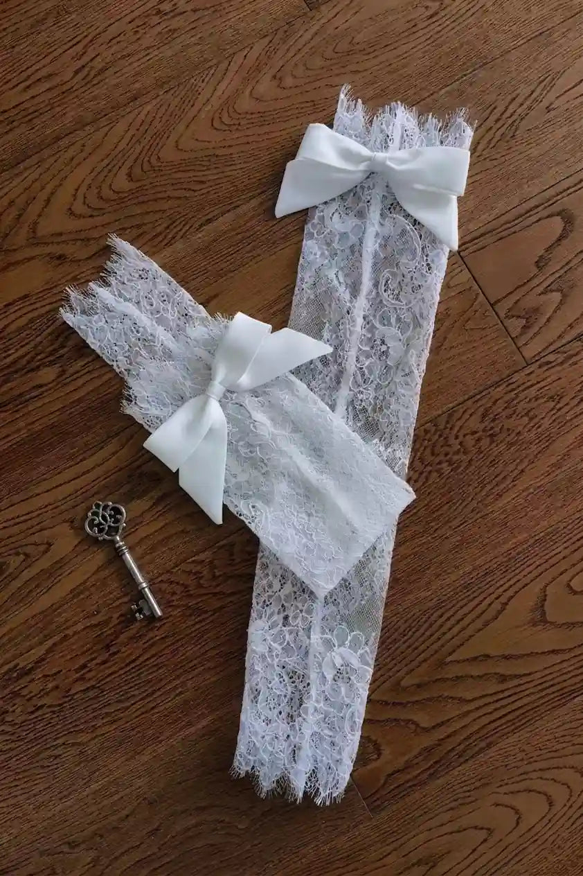 Détail du nœud en satin blanc et de la dentelle fine pour des manches amovibles style coquette.