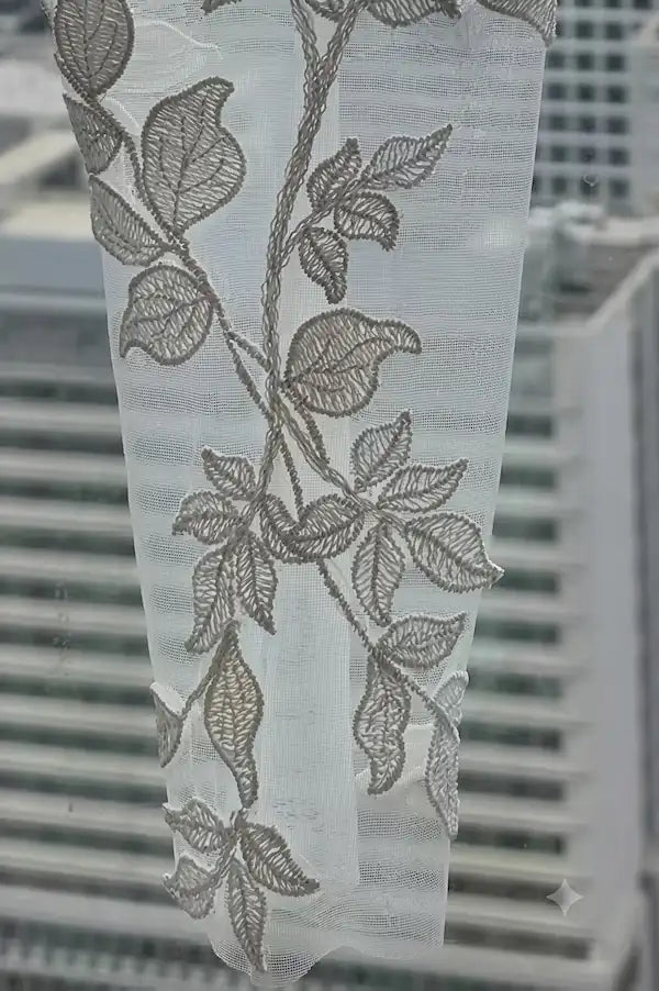 Zoom sur la finesse de la dentelle florale artisanale, idéale pour un look de mariée romantique.