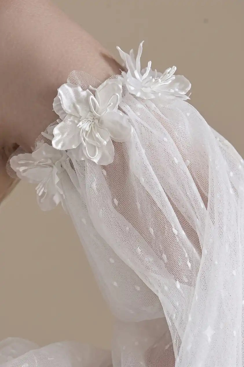 Focus sur la double couche de tulle : plumetis extensible et tulle vaporeux avec fleurs 3D.