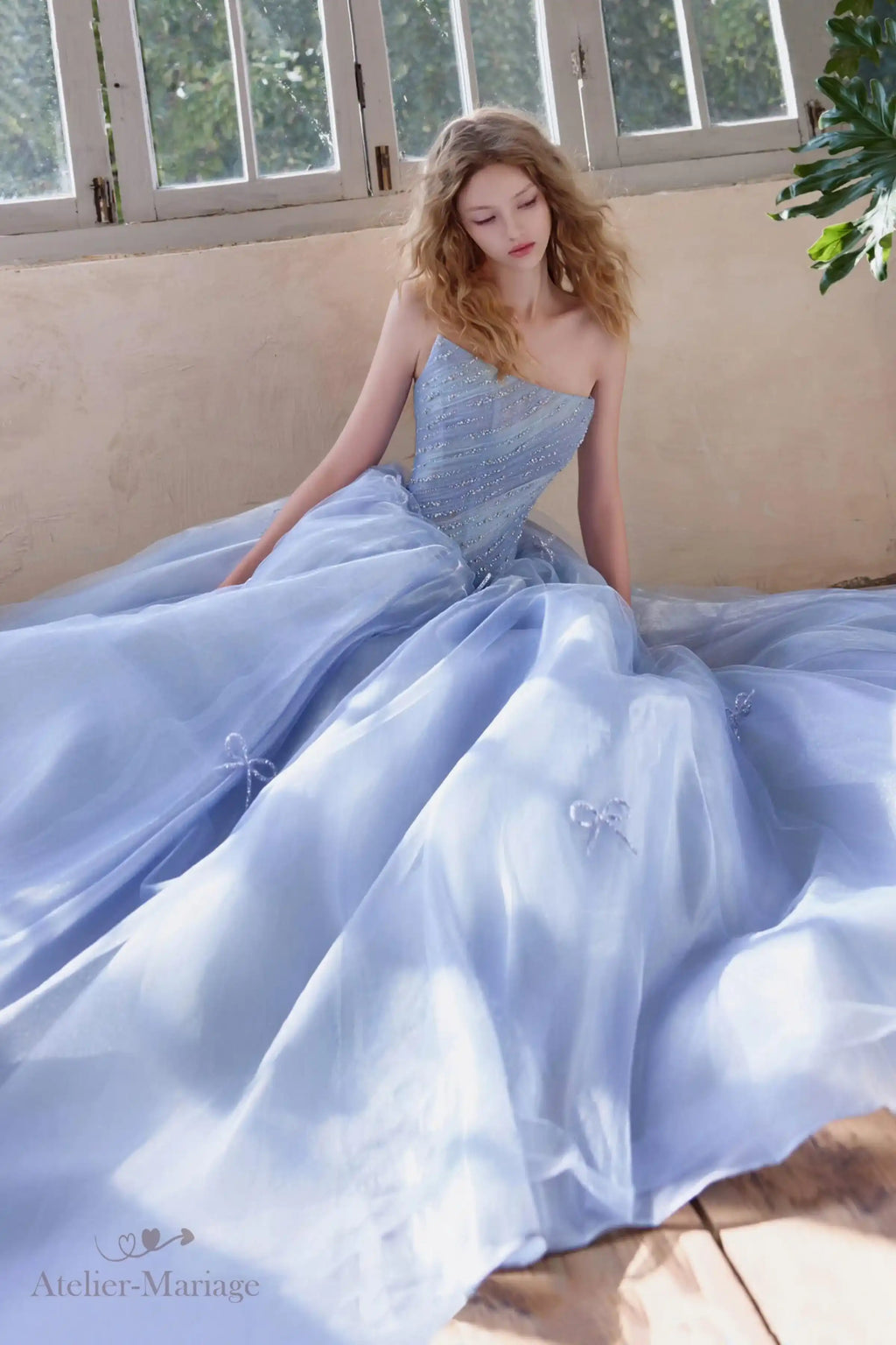 Portrait romantique d'une mariée portant une robe bleu pastel, idéale pour un mariage de conte de fées.