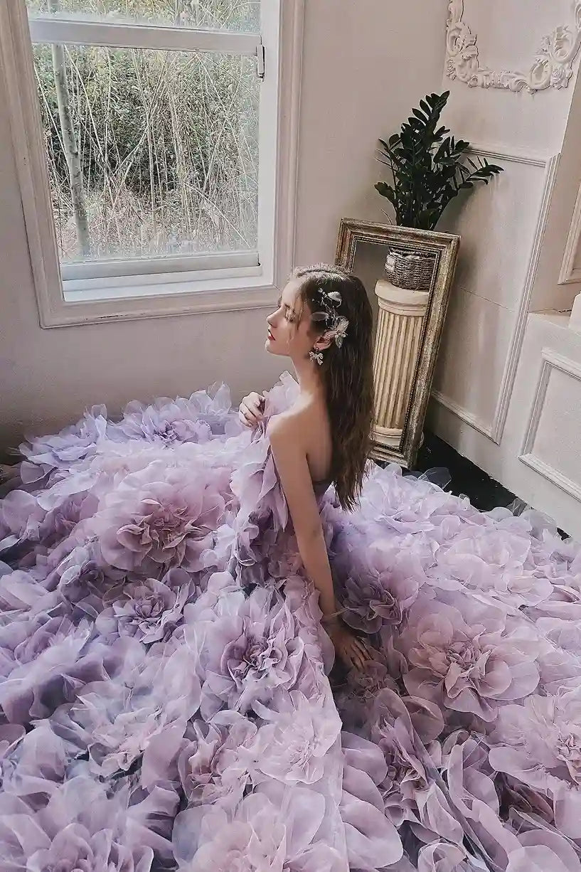 Mariée regardant par la fenêtre dans sa robe romantique de couleur violet clair avec fleurs 3D.