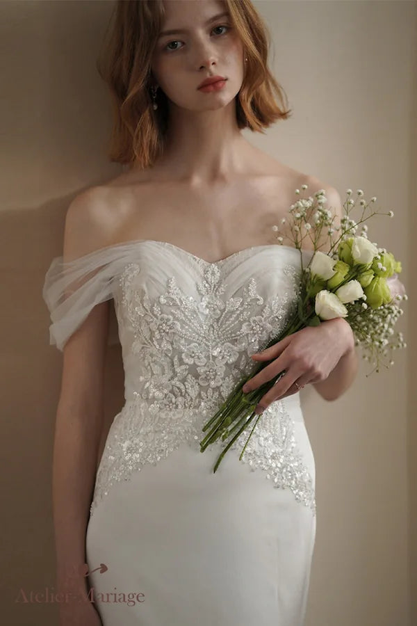 Mariée élégante portant une création sur-mesure avec bustier perlé et jupe vaporeuse.