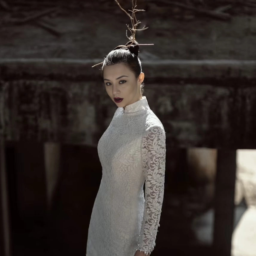 Mariée espagnole posant avec élégance dans sa robe de mariée orientale bohème sensuelle et chic