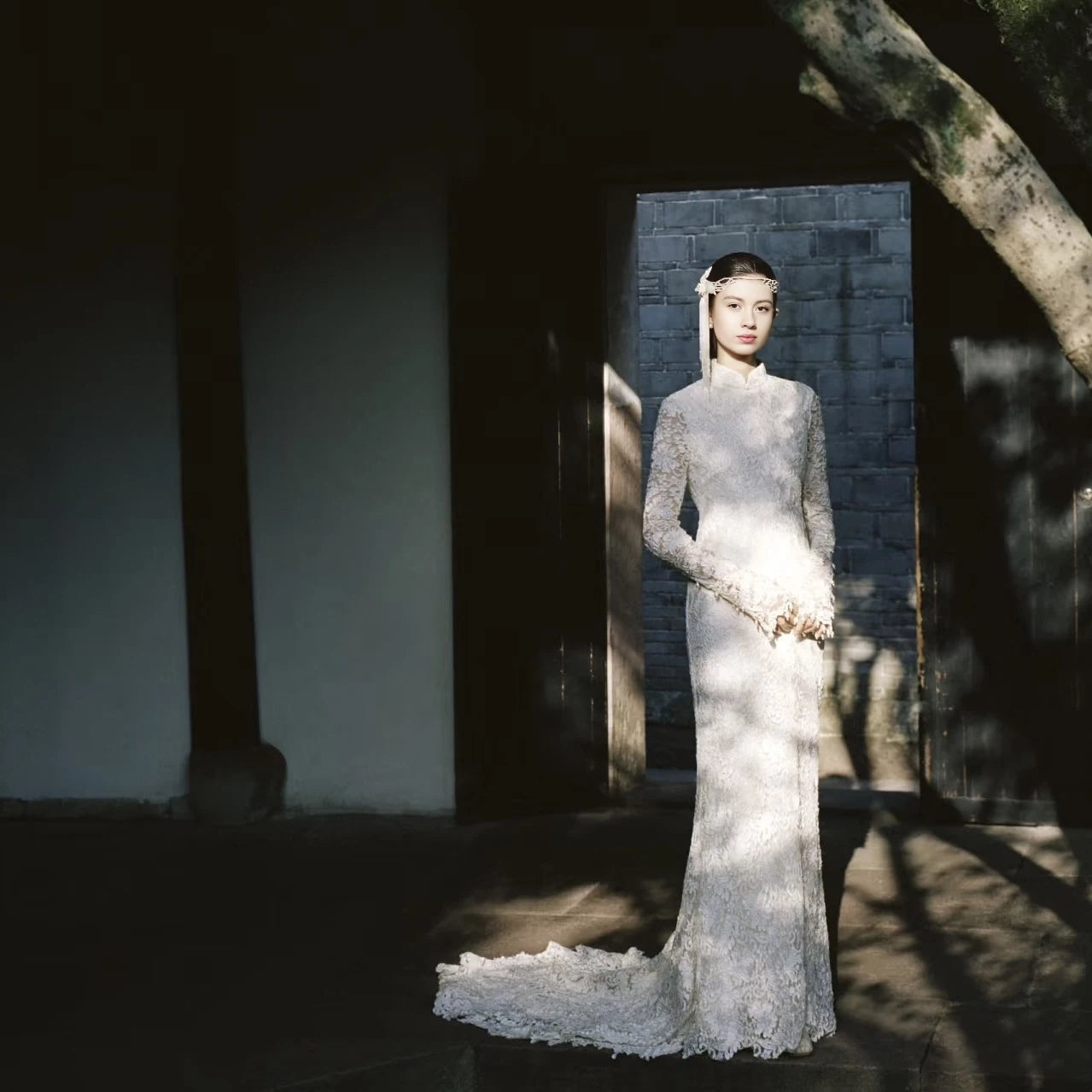 Mariée française portant sa robe orientale bohème lors d'un voyage romantique en Chine