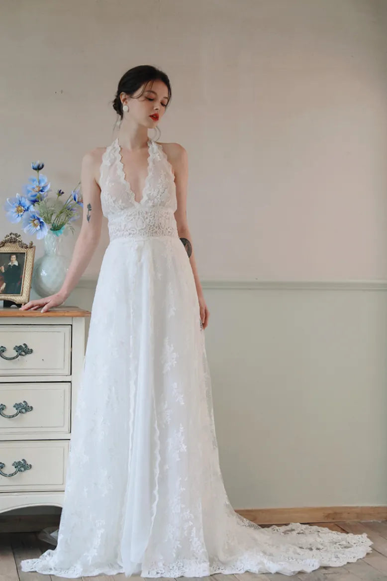 Robe de mariée bohème sexy avec un col halter sculptant magnifiquement les épaules