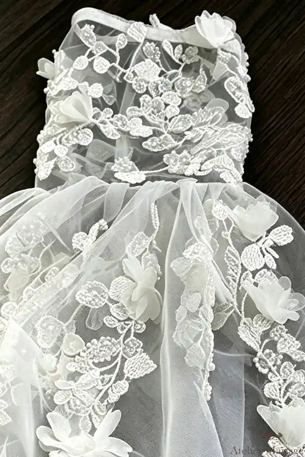 Motifs floraux brodés en relief et perles fines travail artisanal haute couture