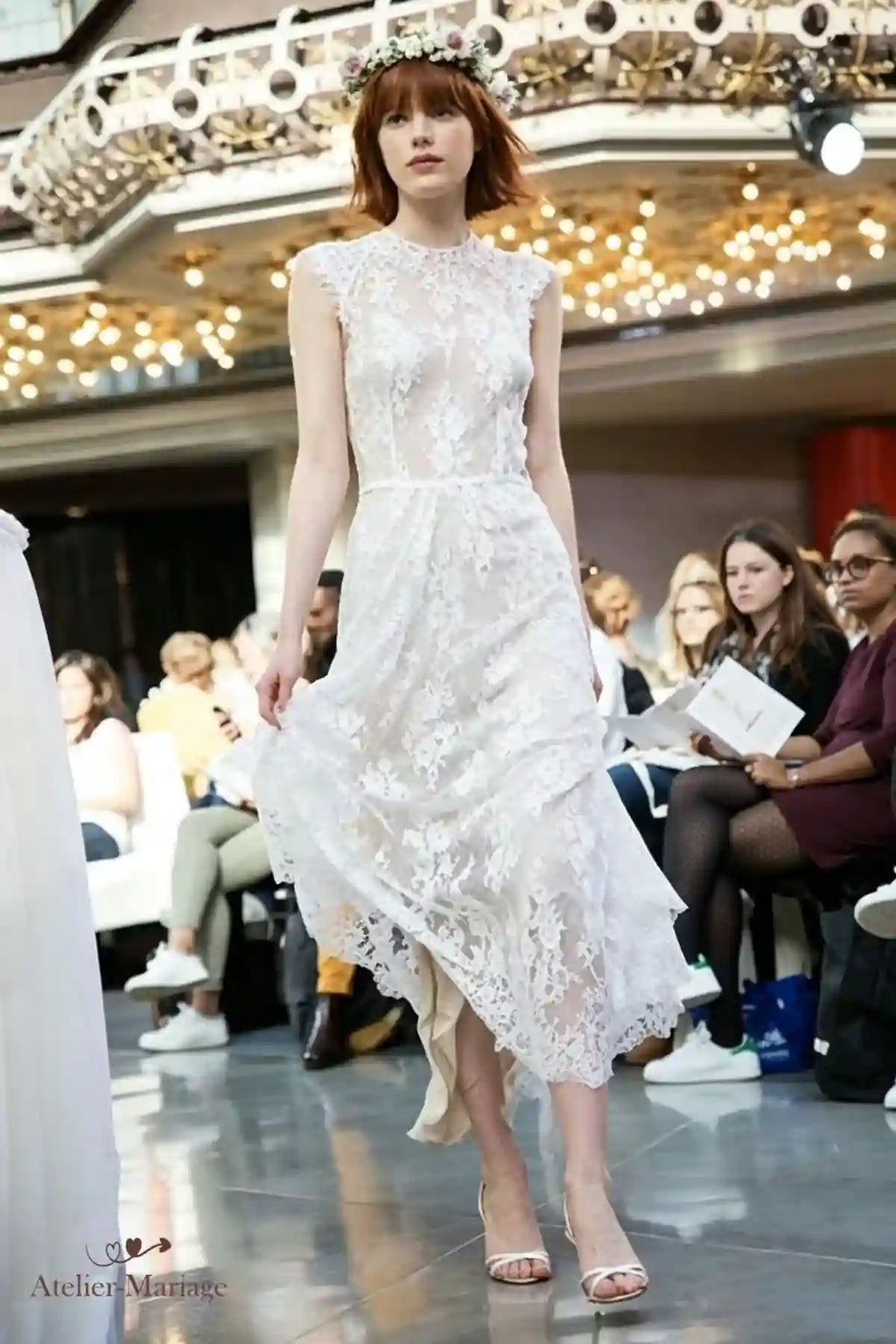 Fluidité de la jupe en tulle et dentelle lors d'un mouvement, sans aucune armature rigide.