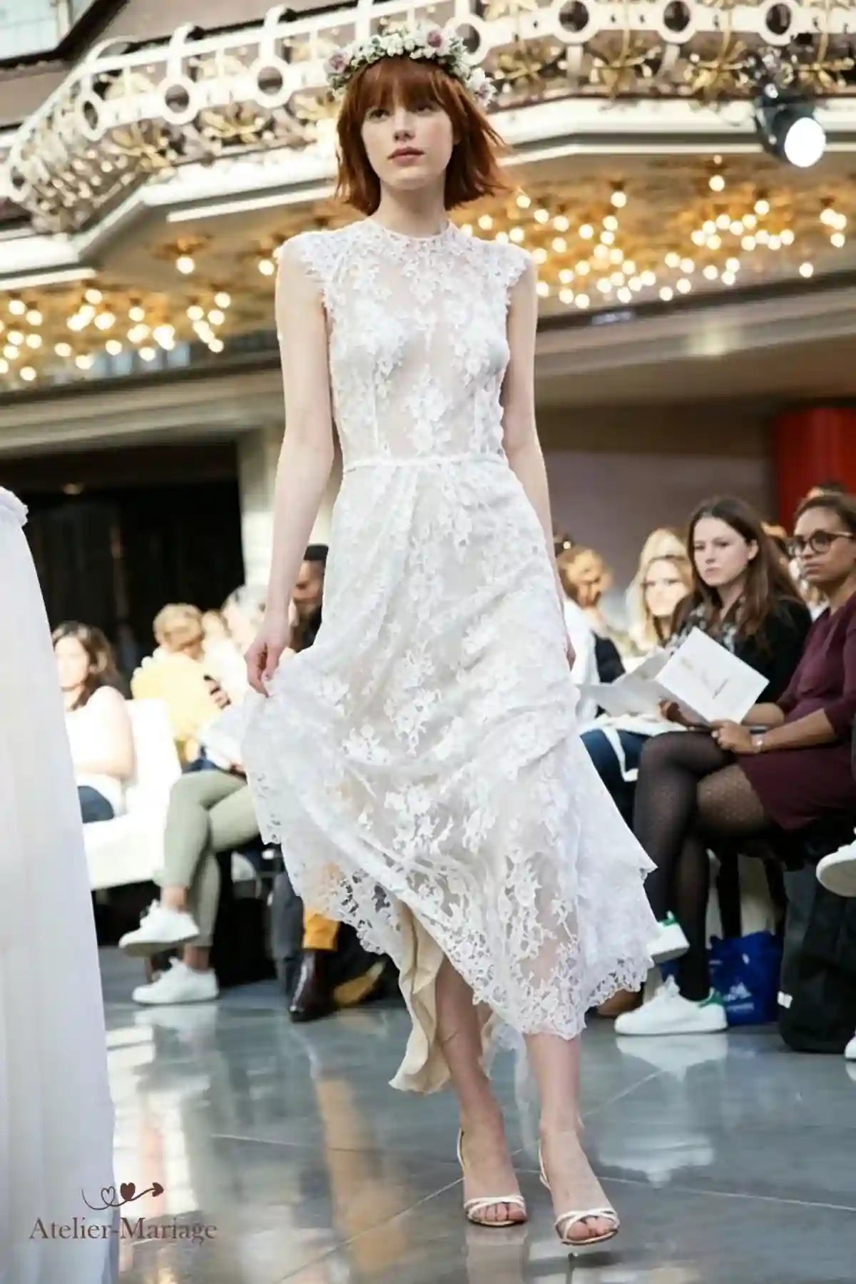 Fluidité de la jupe en tulle et dentelle lors d'un mouvement, sans aucune armature rigide.