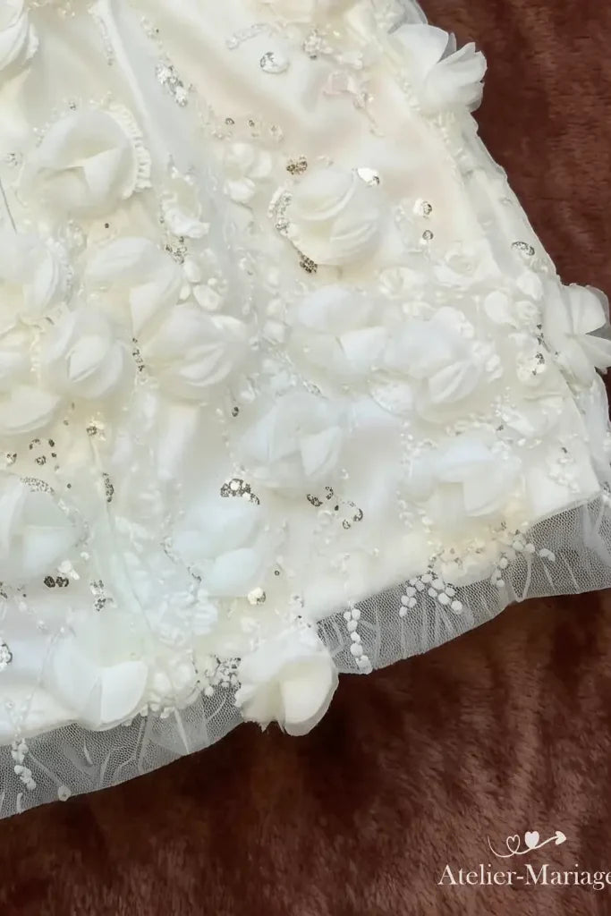 Ourlet de la mini-jupe en tulle, parsemé de fleurs 3D