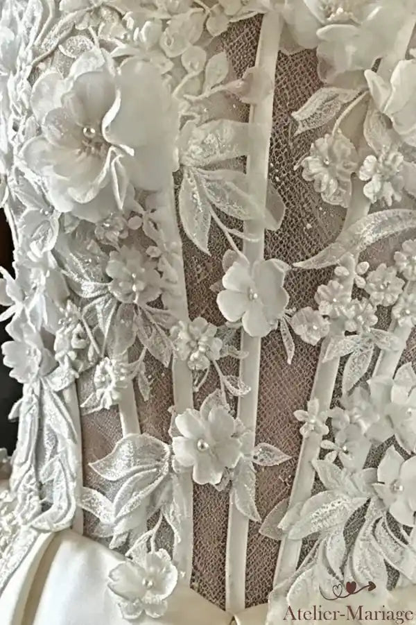 Chaque pétale est positionné avec précision pour sublimer la silhouette de la mariée.