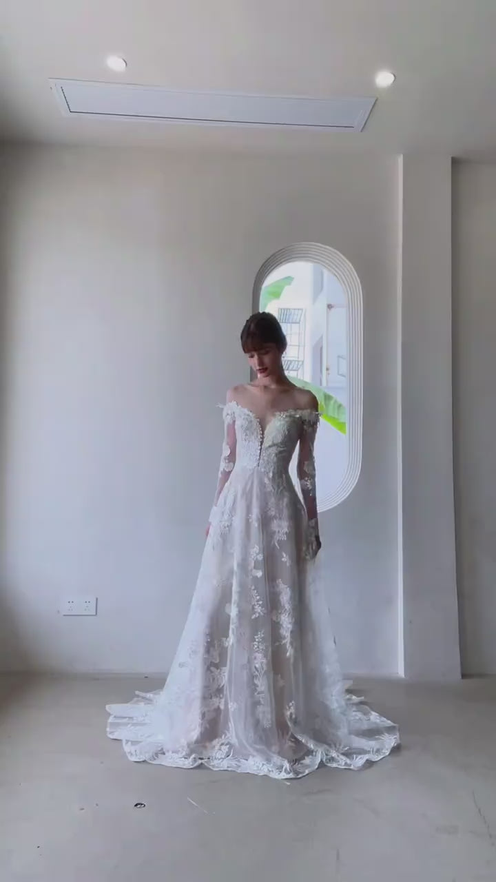 Vidéo en lumière naturelle montrant l'éclat de la dentelle et le col bateau élégant.