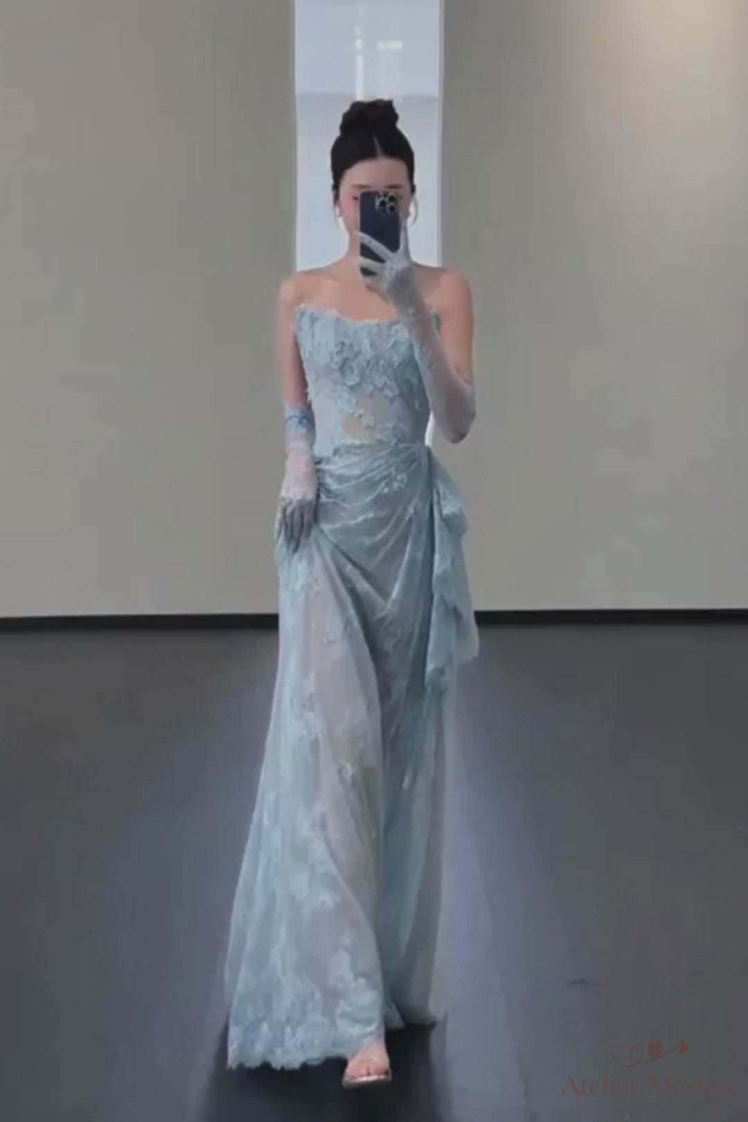 Vidéo en gros plan montrant la légèreté exceptionnelle, les finitions haute couture de la dentelle florale et le mouvement fluide de la robe de mariée bleu glacier.