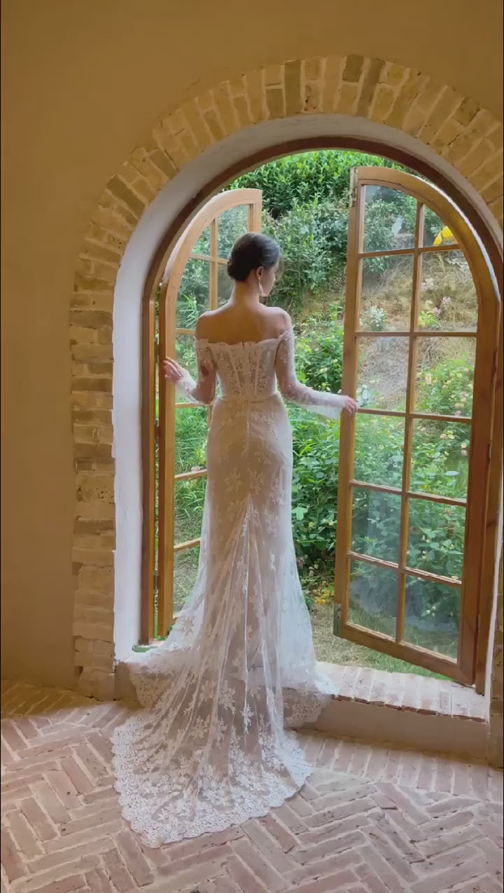 Vidéo de dos montrant le décolleté et la traîne en dentelle.