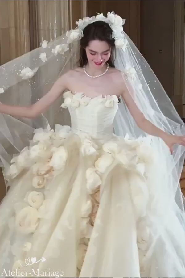 Vidéo montrant les détails des fleurs 3D et la différence de volume avec et sans le jupon amovible.