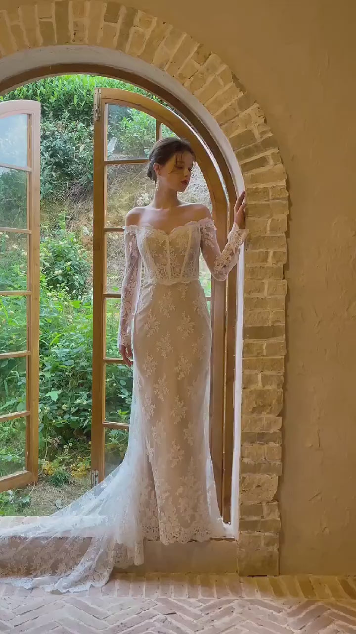 Vidéo de face montrant la coupe fluide et les manches longues en dentelle.