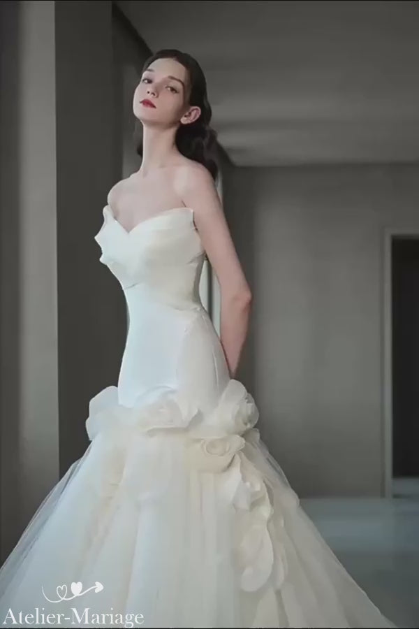 Vidéo de présentation de la robe de mariée sirène en mouvement, montrant le contraste satin et tulle.