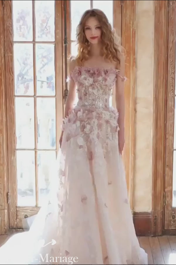 Vidéo carrousel montrant la fluidité et les détails scintillants de la robe de mariée blush aux fleurs 3D.