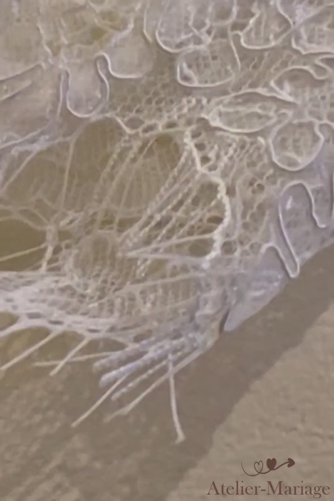 Vidéo montrant l'artisanat traditionnel : le placement manuel minutieux de la dentelle fine pour un effet seconde peau unique.